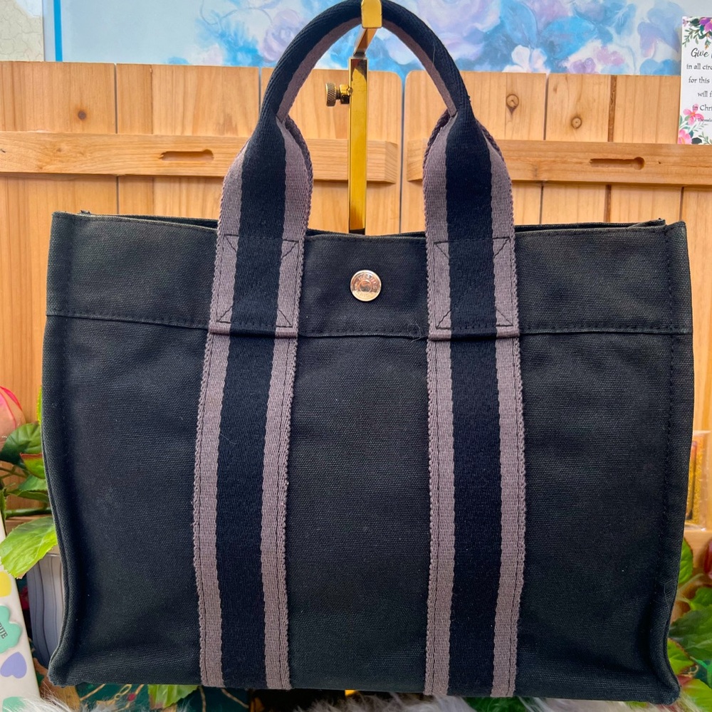 ⭐️HERMES FOURRE TOTE PM
BLACK/DARK GREY TOTE PATTERN HAND BAG - Picture 2 of 13